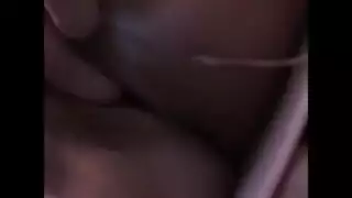 مراهقة مقيدة تمارس جنسًا فمويًا فوضويًا في فيلم منزلي إباحي خشن