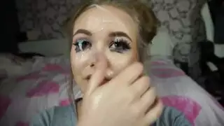 العاهرة الصغيرة مدمنة على مص الأزبار النابضة الضخمة