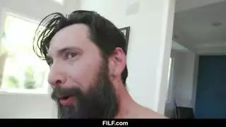 الشابة الجميلة تحتاج لهزة ناضحة