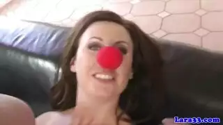 ربة منزل وقحة تدعو مهرجًا لعمل جنسي صريح
