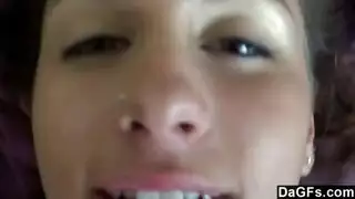 فم صغير يتمدد بقضيب سميك