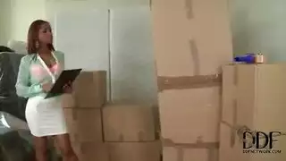 سكس المدير يتجسس على السكرتيرة وهي تستمني تضع يدها في كسها