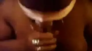 مشهد إباحي: مثليات معصوبات العينين يتقاسمن قضيبًا أسود ضخم