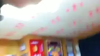 جعلتني أقذف بقوة في هذا المشهد الإباحي