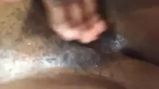 إلهة الأبنوس المنحنية تركب قضيبًا صلبًا بجدية