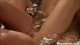 عشيقة ذات أقدام ناعمة تقدم تدليكاً قدمياً مكثفاً بماء بارد على قضيب صلب