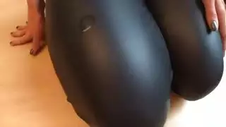 هوس بالأصابع: كس الشقراء يُدق، وخدود مؤخرتها تُصفع