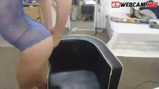 امرأة سمراء جميلة ، يركب كريس سميث عصا لحم صلبة في ملهى ليلي محلي ضخم
