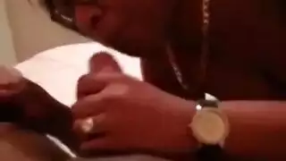فيلم سحاقي ناضج صريح: نساء في ملابس داخلية يمارسن الاحتكاك والإصبعية بشهوة