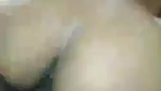 تدخل تنام جنب وينيكها وهي نايمه