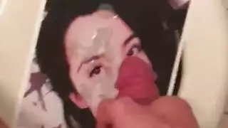 الجارة الشابة المشاغبة تعرض كسها المنقع العاري