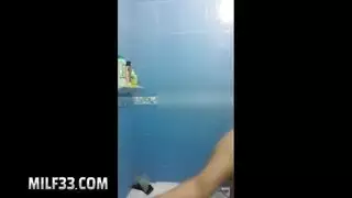هزة جماع ساخنة تحت الدش: الهاتف يسقط بينما تمارس الجنس مع نفسها