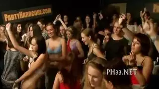 الفتيات الجيش لعق الثدي في العمل في الهواء الطلق الساخنة