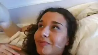 إنهاء الرجل الناضج الكريمي في فمها