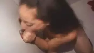استمناء خاص: فتاة سمراء غير محترفة تداعب فرجها في الحمام