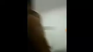 خيال سائق مثار: العاهرة السمراء تتوسل لقضيبه
