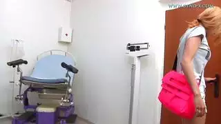 طبيب نساء بقضيب كبير يملأ فرج مريضته في فحص إباحي مكثف