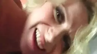 قضيب واحد، شقراوان: جلسة علاقة ثلاثية عنيفة