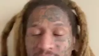 رجل موشوم يأكل كسها بقوة