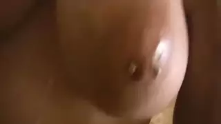 سمراء ذات أثداء كبيرة في جلسة جنس ساخنة