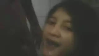 جنس قاسي على المرحاض مع نهاية قذف كريمي في الفم