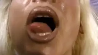أم كبيرة الصدر تُمارس الجنس بقوة مع عدة رجال في الحمام