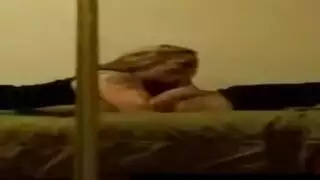 شقراء تأخذ قضيب متحول بعمق في حلقها مص قاسي