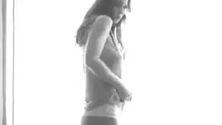 رجل يلحس كس البنت وينيكها بالاصبع حتى تقذف و يشرب بولها