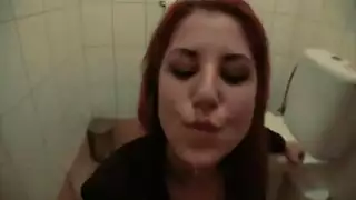 جماع سري بجانب السرير: ابنة الزوجة تحصل عليه بينما الزوجة نائمة