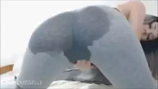 فتاة تشاهد صديقتها تمارس الجنس
