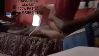 تدليك بظرها بينما يتم تعبئة مهبلها المبلل