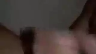 يقتحم الغرفة على سمراء نائمه