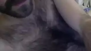 رجل ملتحي ذو خبرة يضرب فرج مبلل في جنس شرجي قاس