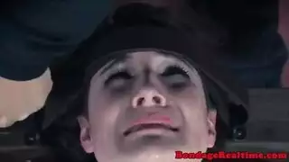 وجه العاهرة الخاضع يُنكح بقسوة من قبل السيدة المسيطرة