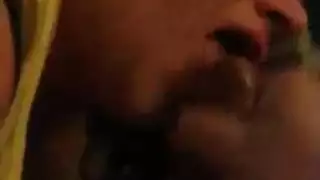 هي تمص ديك بالخارج وتحب السائل المنوي على وجهها