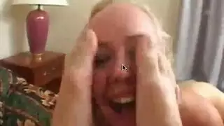 مص الفاسقة سيندي المختنق ينتهي بالقذف على الوجه
