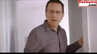 أم شقراء مغرية وابنتها منهكتان بعد ممارسة ثلاثية قاسية بعد الظهر