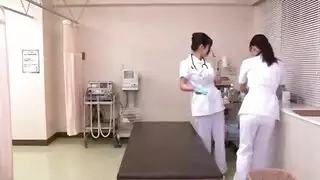 ام و بنتها يعالجون خجل اخوهم