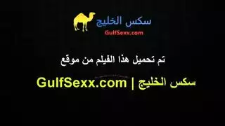 لابسة سروال مزير