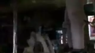 عاهرة مسنة مولعة بالقضيب تستسلم لضرب قاسي وانضباط