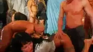 عاهرة راقية يائسة للمال – جنس جماعي في نادي جنسي فاخر