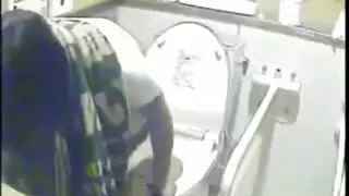 مداعبة شرجية لسيسي تؤدي إلى قذف فوضوي على المرحاض