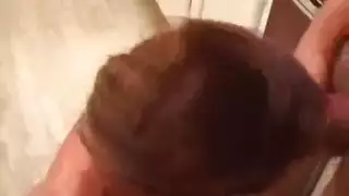 إصبع xxx يضاجعها إلى نشوات متعددة