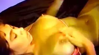 جلسة فرك أثاث إباحية لأم شقية