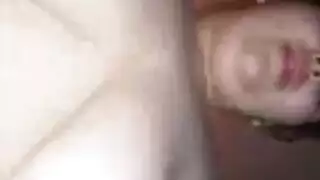 مراهقة مثيرة تركب قضيباً كبيراً بينما يقف الأصدقاء في طابور لينكحوا مهبلها الضيق