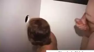 أشاهد بينما تمتلئ كس زوجتي الضيق