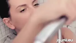 استمناء في الحمام يؤدي لقذف كبير ثم مشهد تبول رطب