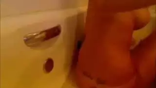جنس عذري واستحمام ذهبي في الحمام