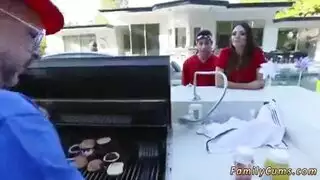 امه جميله تصل إلى النشوه من نيك جامد