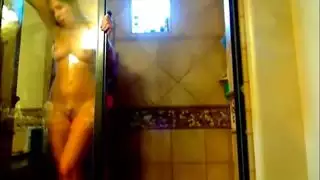 فتاة حمام ذات مؤخرة كبيرة تمارس جنس صريح